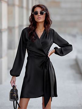 Rochie elegantă Roco Fashion  Rochie realizată dintr-un material moale și satinat, care îi conferă un caracter deosebit de elegant. Croiul suprapus cu o legătură î