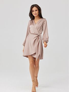 Rochie elegantă Roco Fashion  Rochie realizată dintr-un material moale, satinat, care îi conferă un caracter extrem de elegant. Croiala încrețită, cu șiret în tal