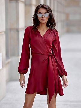 rochie formală Roco Fashion  Rochia este realizată dintr-un material moale și satinat, care îi conferă un caracter extrem de elegant. Croiala încrețită cu o legă