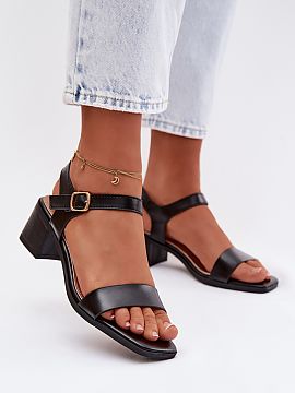 Sandale cu toc Step in style  Sandale clasice de damă din piele ecologică sunt o propunere universală, care se potrivește perfect în multe stilizări, de la cele de 