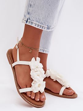 Sandaale Step in style  Sandale elegante de damă din piele ecologică se disting prin finisajul lor elegant cusut cu fir strălucitor, care le conferă un luciu su