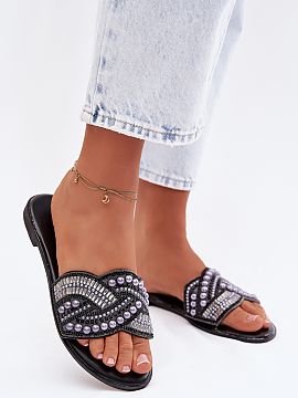Papuci de casă Step in style  Papuci eleganți pentru femei cu toc plat sunt o propunere atrăgătoare pentru vară. Curea decorată cu cristale, zirconii și mărgele at