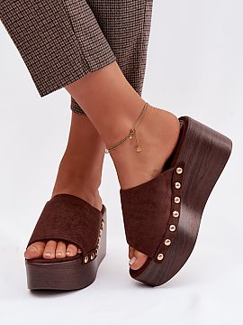 Papuci de casă Step in style  Șlapi damă din piele ecologică sunt o propunere elegantă pentru ziua de zi. Talpa cu toc și platformă oferă stabilitate și confort l
