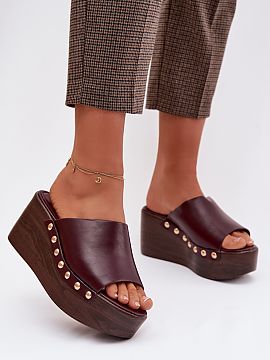 Sandale cu talpă tip pană Step in style  Papuci eleganți de damă din piele ecologică sunt o propunere confortabilă și spectaculoasă pentru fiecare zi. Talpa cu platformă ofer