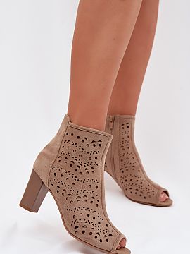 Botine cu toc Step in style  Botinele pentru femei de la brandul Jezzi, fabricate din piele ecologică, sunt o propunere elegantă pentru zilele mai calde. Partea superi