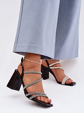 Sandale cu toc Step in style  Sandalele pentru femei cu toc stabil sub formă de stâlp sunt o propunere ideală pentru femeile care apreciază confortul și aspectul ele