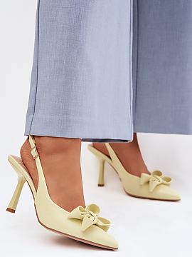 Sandale cu toc Step in style  Sandalele de damă din piele ecologică sunt un model creat cu gândul la stilizările feminine și elegante. Vârful ascuțit decorat cu o 