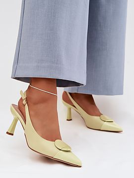 Sandale cu toc Step in style  Sandalele de damă din piele ecologică sunt o propunere pentru femeile care apreciază stilul elegant și detaliile feminine. Vârful ascu�