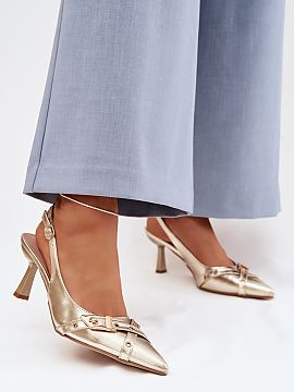 Sandale cu toc Step in style  Sandalele de damă din piele ecologică sunt o propunere stilată pentru ținutele feminine. Vârful acoperit și ascuțit le conferă un ca