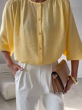 Bluzka Roco Fashion  Bluza lejera și elegantă cu croială largă, cu mâneci ușor căzute și închidere delicată cu nasturi combină confortul cu o estetic�