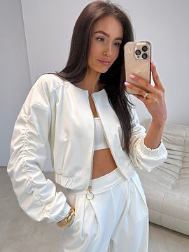 Jachetă Roco Fashion  Geaca scurta cu un design modern, minimalist impresioneaza prin usoara sa, detaliile bine lucrate si paleta de culori universala, care se in