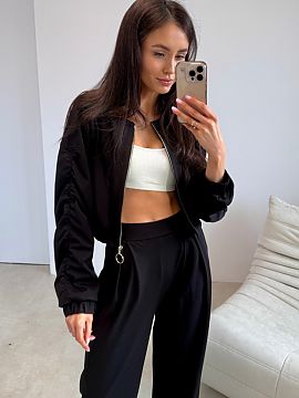 Jachetă Roco Fashion  Geaca scurta cu un design modern, minimalist impresioneaza prin usoarele detalii, detaliile bine lucrate si paleta de culori universala, per