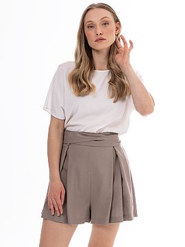 Pantaloni scurţi awama  Șorturi de in ușoare și elegante, cu croială feminină și lejeră. Talia înaltă cu o curea decorativă pentru legare subliniază frum
