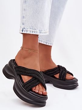 Şlapi Step in style  Șlapi pentru femei cu platformă masivă sunt o propunere la modă și confortabilă pentru zilele de vară. Partea din față este decorat