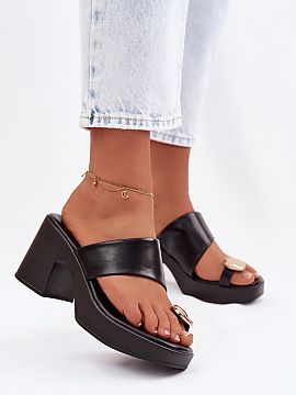 Încălțări cu toc Step in style  Șlapii de damă din piele ecologică sunt o propunere elegantă pentru zilele mai calde. Modelul este plasat pe un toc stabil de tip stâlp