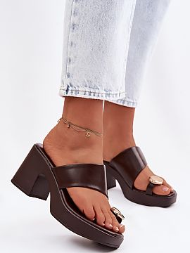 Încălțări cu toc Step in style  Șlapii de damă din piele ecologică sunt o propunere elegantă pentru zilele mai calde. Modelul este plasat pe un toc stabil de tip coloan