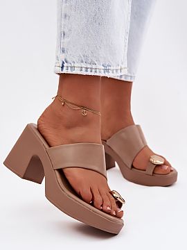 Încălțări cu toc Step in style  Șlapi damă din piele ecologică sunt o propunere elegantă pentru zilele mai calde. Modelul este plasat pe un toc stabil de tip coloană c