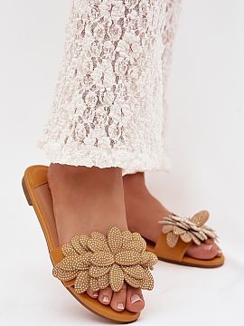 Papuci de casă Step in style  Șlapi de damă cu talpă plată sunt o propunere ideală pentru zilele călduroase, când confortul și ușurința sunt importante. Croiala