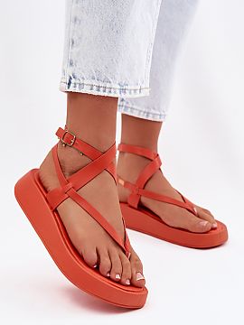 Sandale cu platformă Step in style  Sandalele de damă de tip japoneze făcute din piele ecologică sunt o propunere confortabilă și elegantă pentru zilele de vară. Modelul