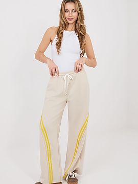 Pantaloni de trening Rue Paris  Pantaloni de trening pentru femei sunt o propunere confortabilă și stilată pentru fiecare zi, ideală pentru femeile care apreciază conf