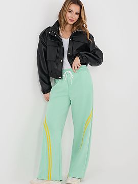 Pantaloni de trening Rue Paris  Pantaloni de trening pentru femei sunt o propunere confortabilă și stilată pentru fiecare zi, ideală pentru femeile care apreciază conf