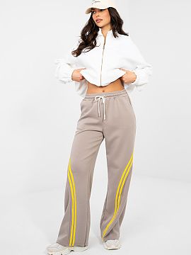 Pantaloni de trening Rue Paris  Pantaloni de trening pentru femei sunt o propunere confortabilă și stilată pentru fiecare zi, ideală pentru femeile care apreciază conf