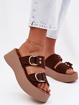 Papuci cu platformă Step in style  Șlapi pentru femei din piele ecologică sunt o propunere elegantă și confortabilă pentru zilele calde. Modelul așezat pe o platformă a