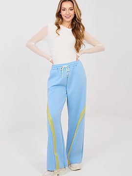 Pantaloni de trening Rue Paris  Pantaloni de trening pentru femei sunt o propunere confortabilă și stilată pentru fiecare zi, ideală pentru femeile care apreciază conf