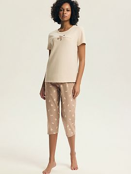 Pijama Henderson  Pijama de damă care combină confortul cu un stil modern și feminin. Setul este format dintr-o cămașă cu mâneci scurte și un design a