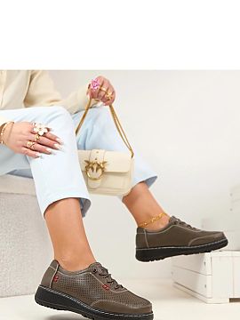 Pantofi de tip semi-sport Solea  Elegantul și confortabilul pantofi slip-on perforați sunt o alegere perfectă pentru fiecare zi. Modelul se remarcă prin șireturile deco
