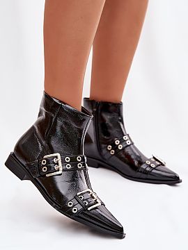 Botki Step in style  Botinele pentru femei din piele ecologica lacuita sunt o propunere eleganta pentru sezonul de tranzitie. Modelul cu toc plat asigura confort
