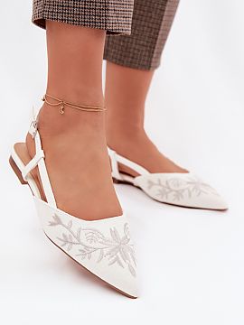 Sandaale Step in style  Sandalele elegante pentru femei sunt o propunere ideală pentru diferite ocazii festive. Vârfurile acoperite și ascuțite subliniază lini