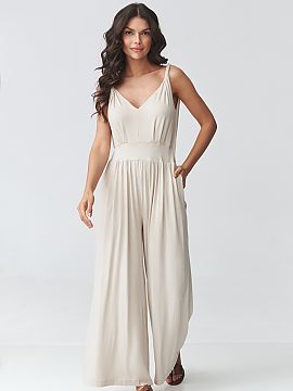 Salopetă Makadamia  Costum elegant de damă cu bretele este o propunere ideală pentru femeile care caută o combinație între eleganță și confort. Material