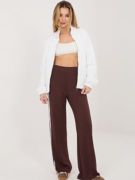 Pantaloni de trening Relevance  Pantalonii de trening pentru femei sunt o propunere ideală pentru femeile care prețuiesc confortul și stilul sportiv în viața de zi cu 