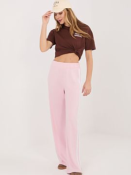 Pantaloni de trening Relevance  Pantalonii de trening pentru femei sunt o propunere ideală pentru femeile care apreciază confortul și stilul sportiv în viața de zi cu 