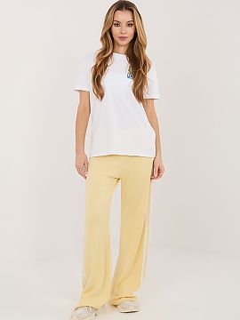 Pantaloni de trening Relevance  Pantalonii de trening pentru femei sunt o propunere ideală pentru femeile care apreciază confortul și stilul sportiv în viața de zi cu 