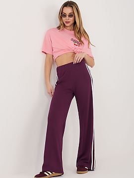 Pantaloni de trening Relevance  Pantalonii de trening pentru femei sunt o propunere ideală pentru femeile care apreciază confortul și stilul sportiv în viața de zi cu 