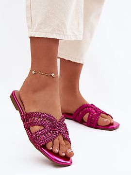 Şlapi Step in style  Papuciile feminine cu un design interesant sunt o propunere ideală pentru zilele călduroase de vară. Talpa plată asigură confort în ti