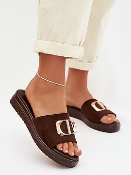Şlapi Step in style  Saboturile feminine montate pe o platformă delicată sunt o propunere elegantă și confortabilă pentru zilele călduroase. Curea realizat