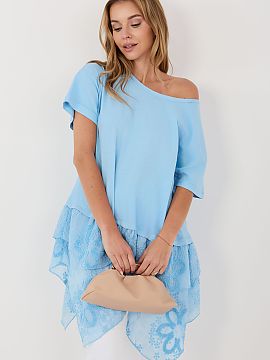 Bluzka Italy Moda  Bluza de damă unică în stil boho, care combină confortul cu o eleganță subtilă și feminină. Modelul cu croială mai lungă are un d