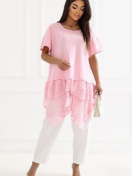 Bluzka Italy Moda  Bluza feminină deosebită în stil boho, care îmbină confortul cu o eleganță subtilă și feminină. Modelul cu croială mai lungă are