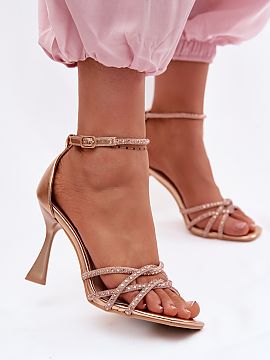 Sandale cu toc Step in style  Elegante sandale pentru femei sunt o alegere excelentă pentru ocazii speciale, cum ar fi nunți, petreceri sau ieșiri seara. Plasate pe un