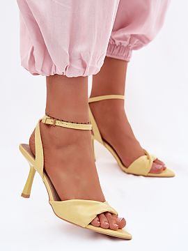 Sandale cu toc Step in style  Sandale de damă din piele ecologică sunt o propunere elegantă pentru ocazii speciale. Așezate pe un toc subțire, accentuează frumos si