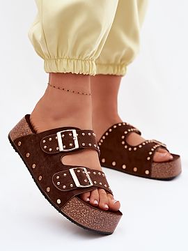 Papuci cu platformă Step in style  Papuci pentru femei din piele ecologică sunt o propunere elegantă și confortabilă pentru zilele calde. Materialul moale le conferă un a