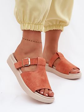 Papuci cu platformă Step in style  Șlapii pentru femei realizați din piele naturală sunt o propunere elegantă pentru zilele calde. Materialul moale de înaltă calitate le