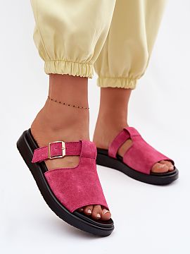 Papuci cu platformă Step in style  Șlapi de damă confecționați din piele naturală sunt o propunere elegantă pentru zilele călduroase. Materialul moale de înaltă calit