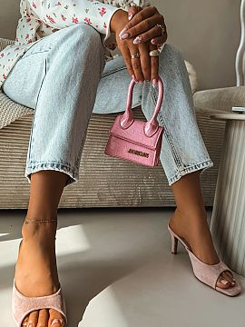 Cizme cu toc Step in style  Papuci eleganți de damă din catifea ecologică sunt o propunere elegantă pentru ocazii speciale și ieșiri de seară. Tocul subțire sub