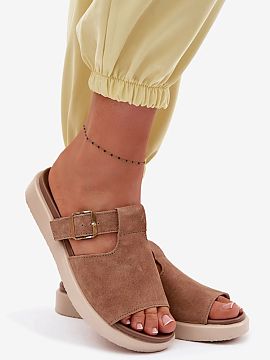 Papuci cu platformă Step in style  Papuci pentru femei din piele naturală sunt o propunere elegantă pentru zilele calde. Materialul moale de înaltă calitate le oferă un a