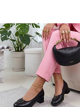 Pantofi dcu toc gros Solea  Clasicile cu toc sunt o propunere atemporală pentru femeile care apreciază eleganța și confortul în fiecare zi. Realizate din piele nat