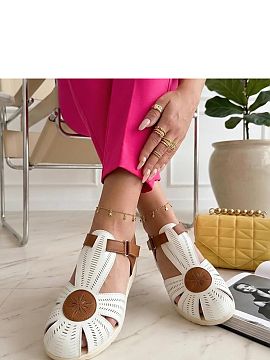 Sandaale Solea  Sandale confortabile cu închidere pe arici sunt o propunere ideală pentru zilele calde pentru femeile care apreciază confortul și funcț